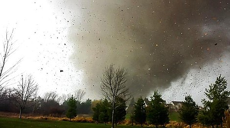 Ekstremalne nagrania: Przerażające tornado, spadający piorun kulisty, roztopiony metal