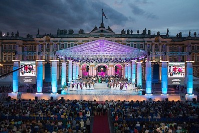 Koncert galowy na Placu Pałacowym przed Pałacem Zimowym w Sankt Petersburgu