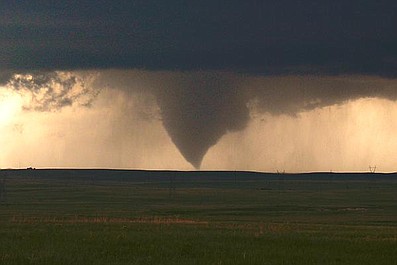 Nadchodzi tornado: Ujść z życiem: uwięzieni przez tornado (3)