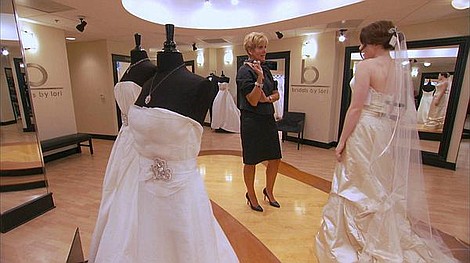 Salon sukien ślubnych - druhny: Opowieść o dwóch sukniach