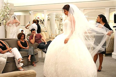 Salon sukien ślubnych: Ta sama suknia, inna dziewczyna
