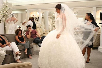 Salon sukien ślubnych: Stawić opór siostrze