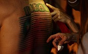 Na wschód od Hollywood: Człowiek, który sprzedał swoją skórę
