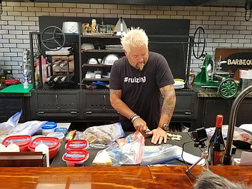 Guy Fieri i goście gotują na wynos