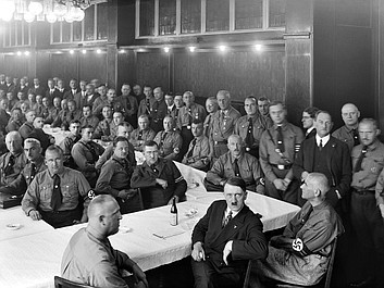 Hitler: mroczny urok dyktatora: Problem (1)