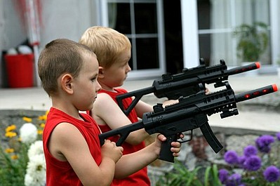 Mali i niebezpieczni - jak Ameryka zbroi swoje dzieci