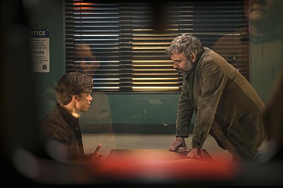 Morderstwo w małym mieście 2: Obcy wśród nas (5)