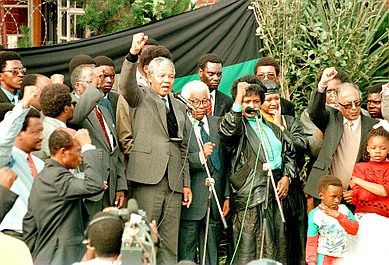 Najważniejsze daty w historii: 11 lutego 1990 r.: Mandela wychodzi z więzienia (8)