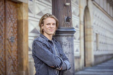 Planeta Singli. Osiem historii: Zjazd absolwentów (1)