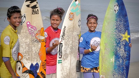 Pod prąd. Surferki z Bangladeszu