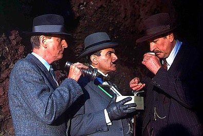 Poirot 8: Zło, które żyje pod słońcem (1)