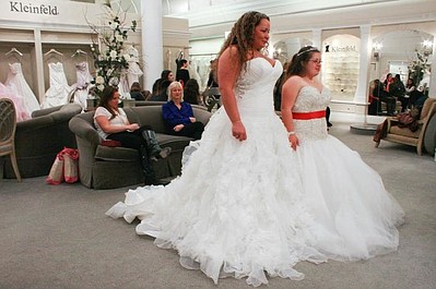 Salon sukien ślubnych: Siostry wiedzą lepiej