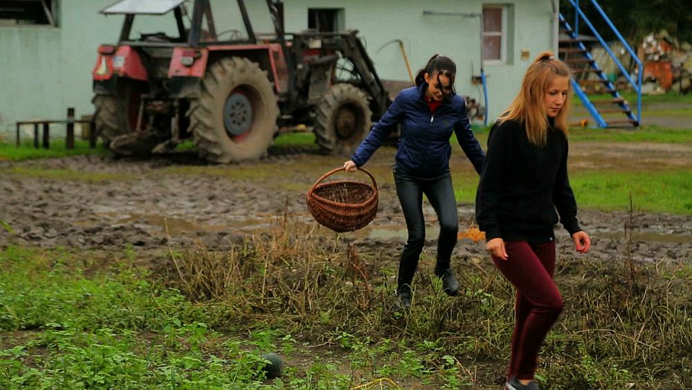 Damy i wieśniaczki. Za granicą (3/16) - serial fabularno-dokumentalny